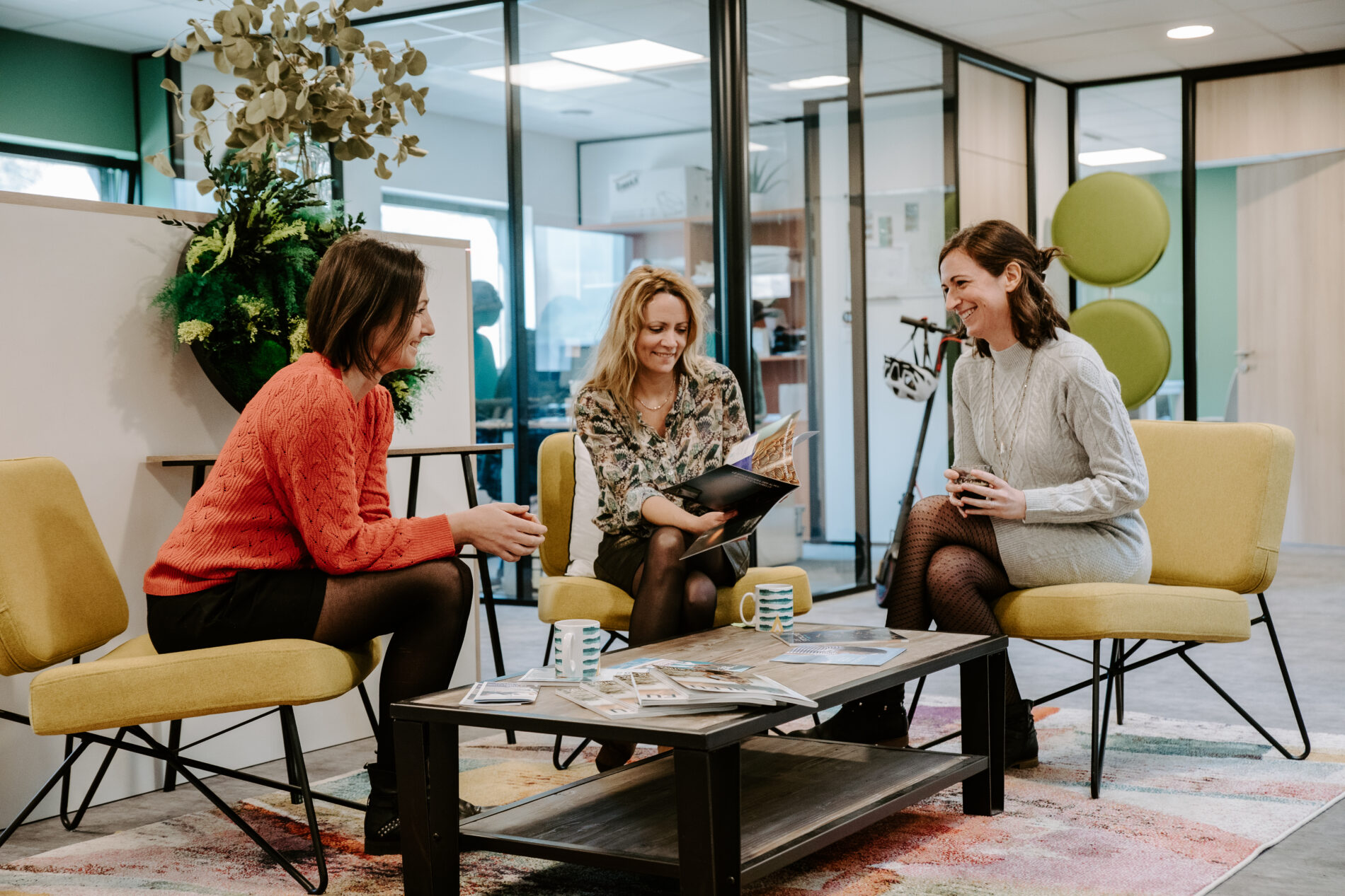 Collègues de travail autour d'une table basse