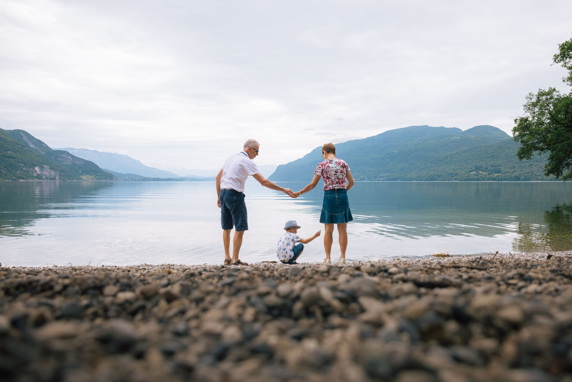 Grands parents avec leur petit-enfant devant le Lac du Bourget