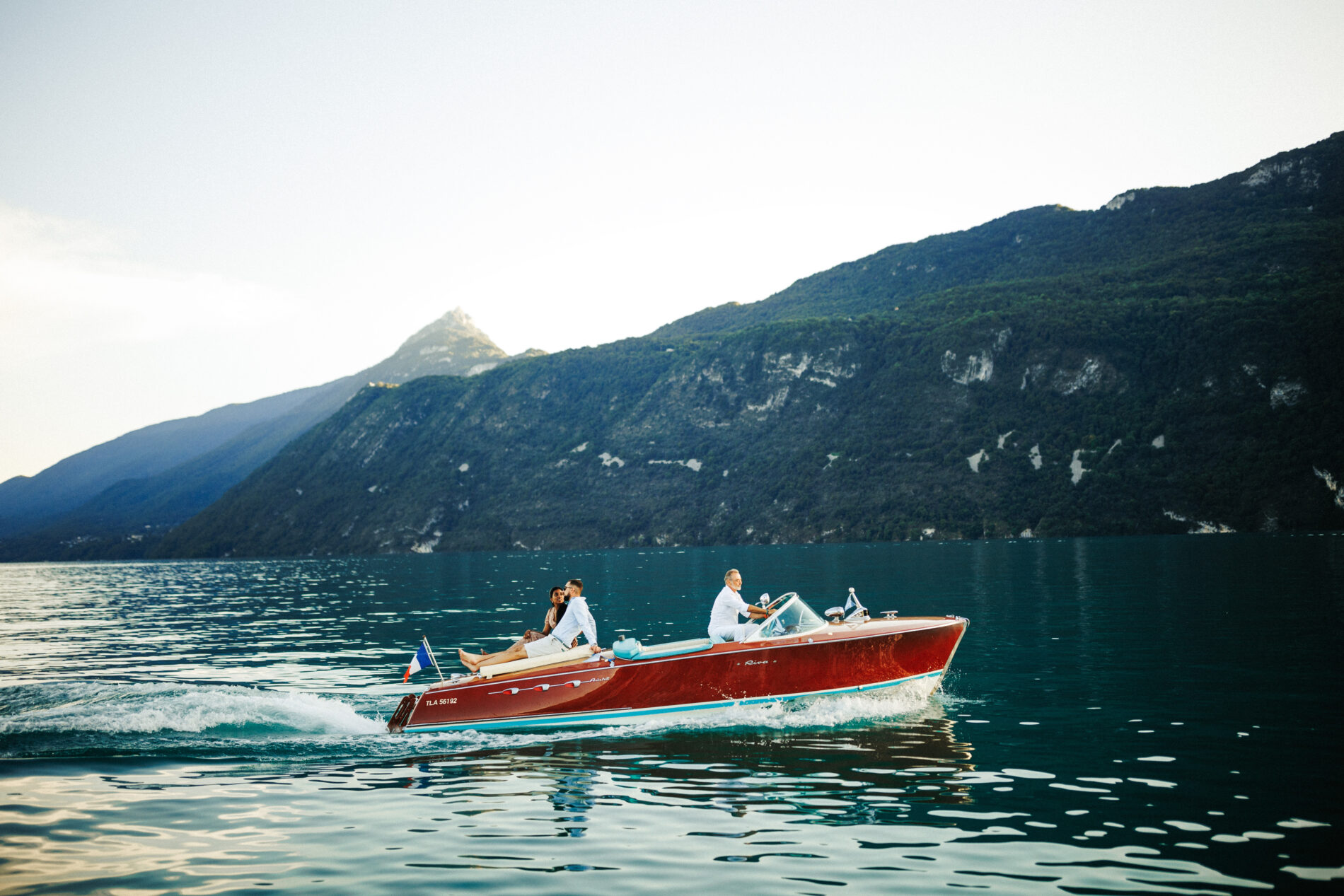 Sortie en amoureux sur un bateau sur le lac du Bourget