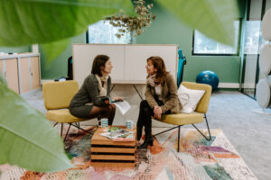Discussion entre deux collègues autour d'un café