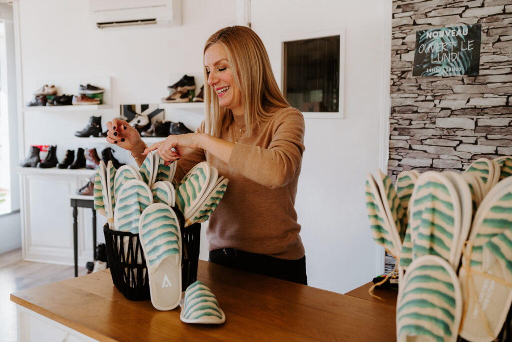 Chaussures avec des motifs de l'identité visuelle Aix Riviera